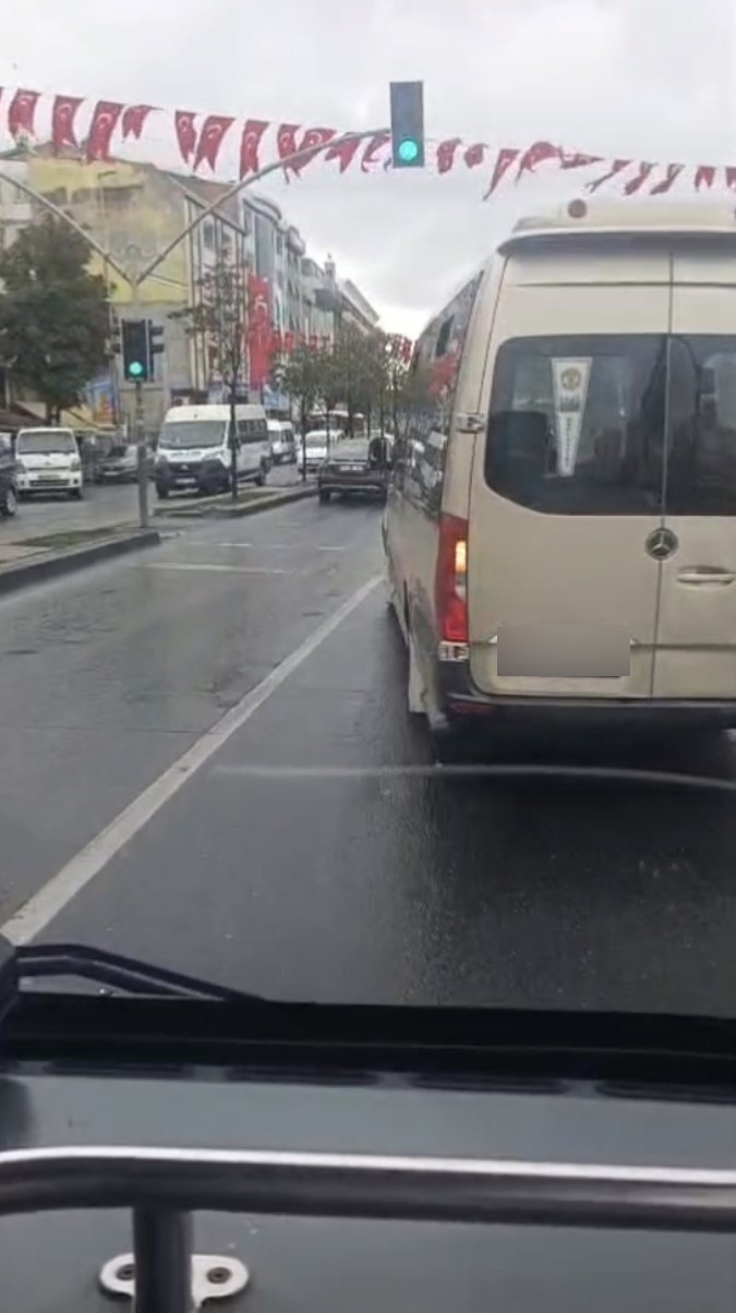 Esenyurt'ta trafik magandası! Otobüs şoförü ne yaptıysa başarılı olamadı: Onlarca yolcunun canını riske attı - Resim : 2