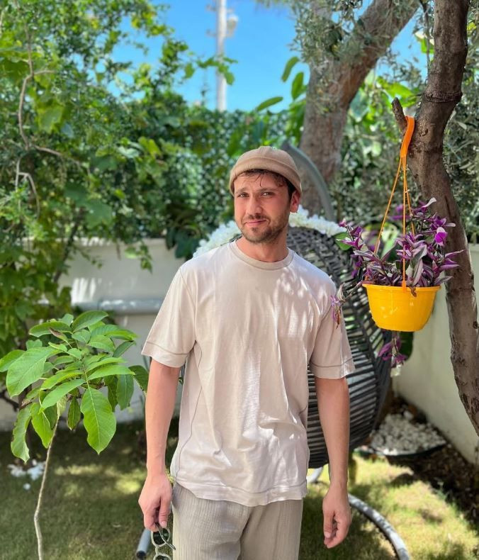 Aras Bulut İynemli at çiftliğinde üstsüz poz verdi! Kaslı vücudu sosyal medyayı salladı - Resim: 1