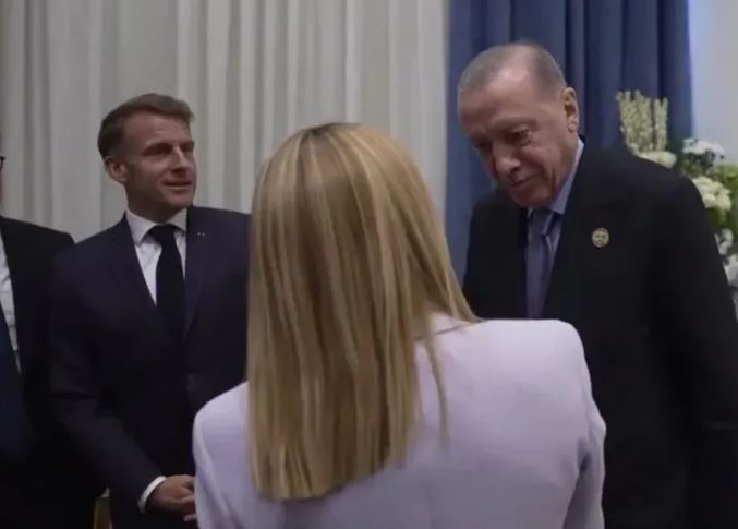 Cumhurbaşkanı Erdoğan’ın tavsiyesine uydu: Meloni sigarayı bıraktı - Resim : 1