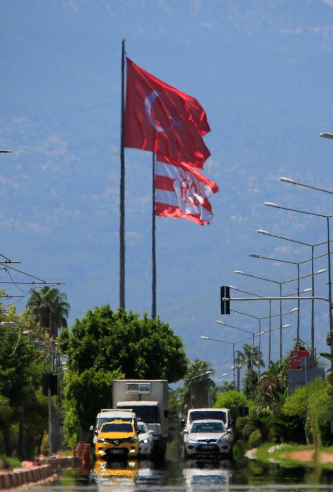 Antalya'da termometreler sınırları zorladı! Kent termometreleri 44, araç termometreleri 47'yi gösterdi - Resim : 1