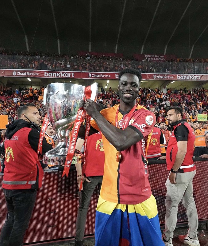 Galatasaray’dan iç transfer hamlesi! 19 milyon euroluk yıldıza yeni sözleşme! Temsilcisi İstanbul’a geldi - Resim: 5