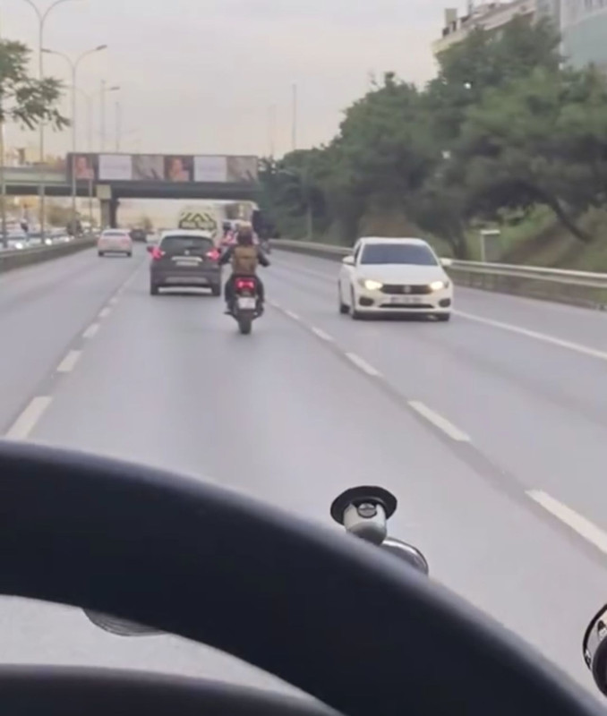 D-100 Karayolu'nda akıl almaz anlar! Hem trafiği hem de kendisini tehlikeye attı… O anlar kamerada - Resim: 2