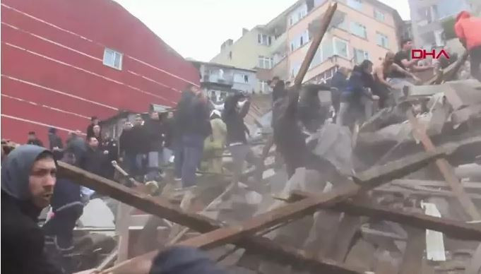 Fatih'te bina çöktü! Çok sayıda ekip bölgeye sevk edildi... - Resim : 2