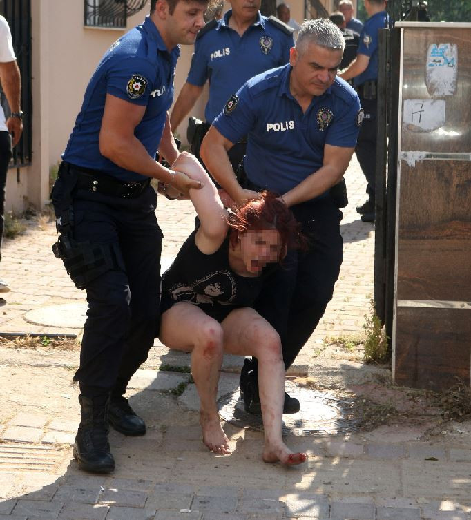 Bir şehir bu olayı konuşuyor! Evini ateşe verdi kapıları kilitlendi! Polis zorla kapıyı kırıp çıkardı - Resim : 2