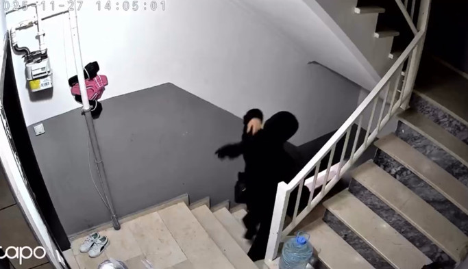 Daire kapısını yoklayan kadınlara seslendi: Sizi görüyorum! - Resim : 4