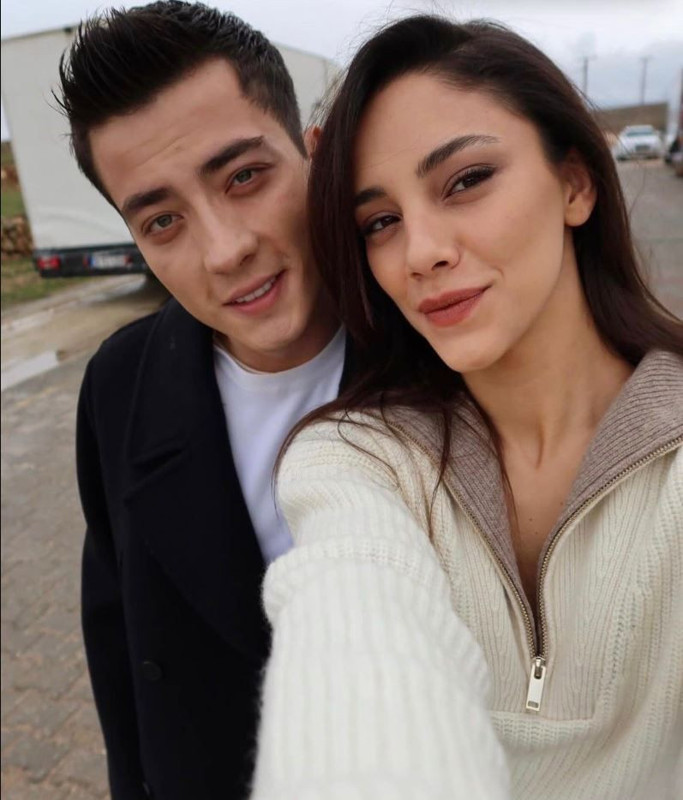 Dizi aşkı gerçek olmuştu! Atakan Özkaya ile Dilin Döğer'den aşk romantik poz - Resim: 3