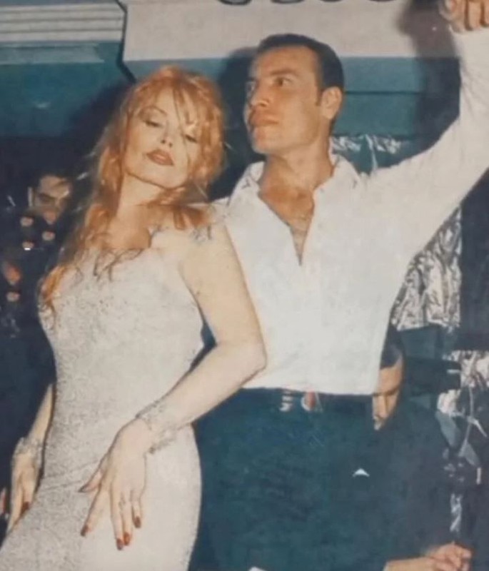Estetikli ünlüler kervanına katılan Cenk Eren'den nostaljik Ajda Pekkan paylaşımı! "Ben yaşlandım o hâlâ genç" - Resim: 4