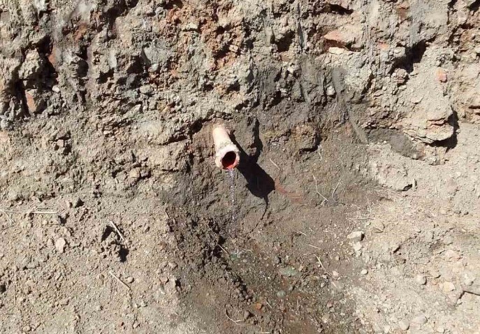 Trabzon'da yol çalışması için iş makinesinin kazdığı toprağın 5 metre altından çıktı. İşçiler 500 metre uzandığını gördü - Resim: 3