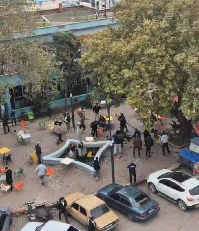 Kavga değil meydan muharebesi! Taş, sopa ve silah... 80 kişi birbirine girdi - Resim: 3