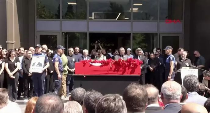 Manisa Büyükşehir Belediye Başkan Ferdi Zeyrek son yolculuğuna uğurlandı! Özgür Özel gözyaşlarıyla veda etti - Resim : 12