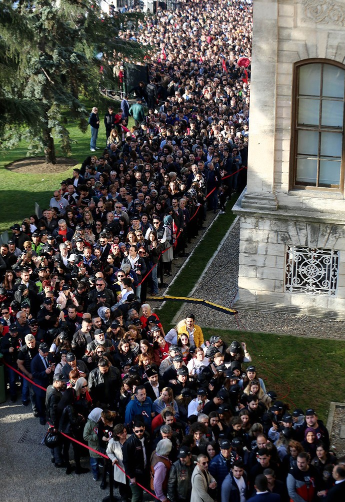 Dolmabahçe Sarayı'nda 10 Kasım'da ziyaretçi rekoru kırıldı - Resim : 1