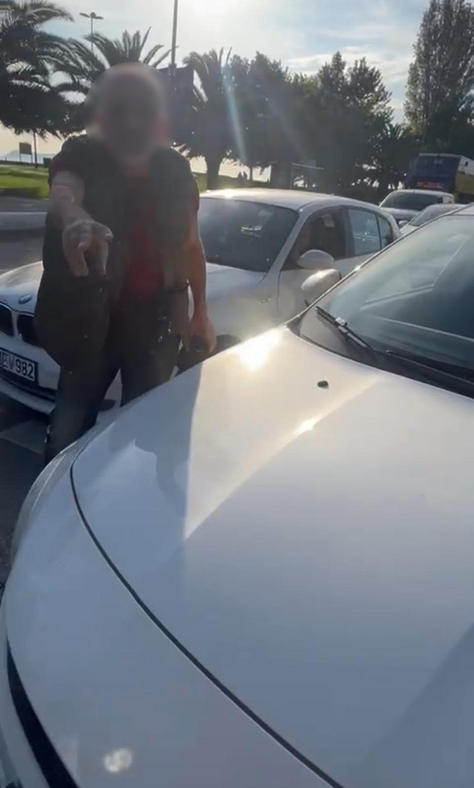 Önce Marmaray'da şimdi Maltepe'de trafikte! Kadın sürücüye dehşeti yaşattı! Yanında çocukları vardı - Resim : 1