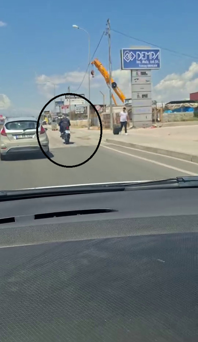 Trafikte tek teker terörü kamerada! Vatandaş çekti, cezası kesildi - Resim : 1