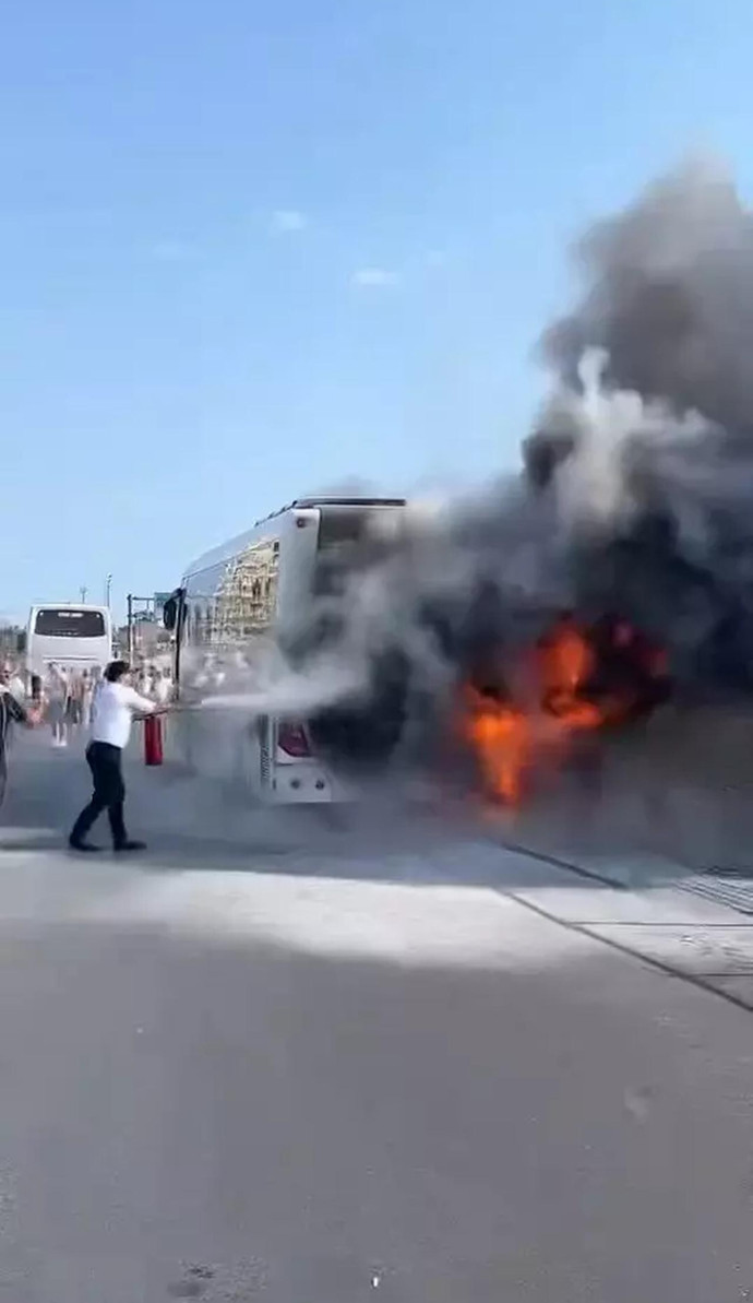 Sultangazi’de otobüs yangını: Yol trafiğe kapandı, tramvaylar durdu - Resim : 1