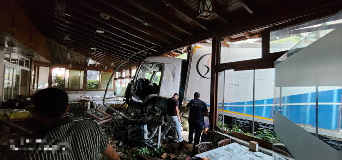 Freni tutmayan kamyon restorana girdi! Ortalık savaş alanına döndü: O anlar kamerada - Resim : 1