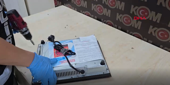 İzmir'de polisin dikkati milyonluk vurgunu ortaya &ccedil;ıkardı: Elektrikli ısıtıcının i&ccedil;ine gizlemişler! - Resim : 1