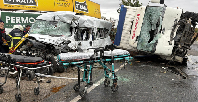 Tekirdağ'da katliam gibi kaza! İşçi servisi ile kamyon çarpıştı: Çok sayıda Ölü ve yaralı var - Resim : 1