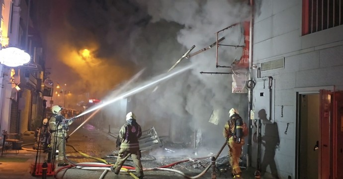 Kadıköy'de korkutan yangın! İş yeri alev alev yandı - Resim : 1