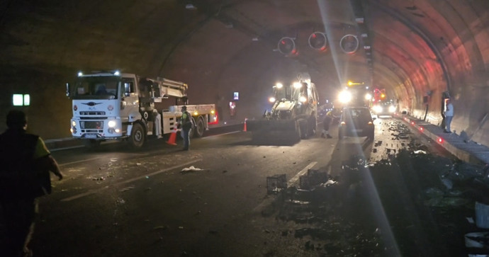 Kuzey Marmara Otoyolu'nda TIR devrildi! Kilometrelerce kuyruk oluştu - Resim : 3