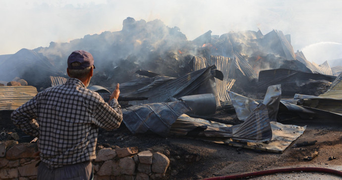 Erzurum’da yangın faciası! 12 ev ve 10’a yakın ahır yandı: Çok sayıda büyükbaş hayvan öldü - Resim : 2