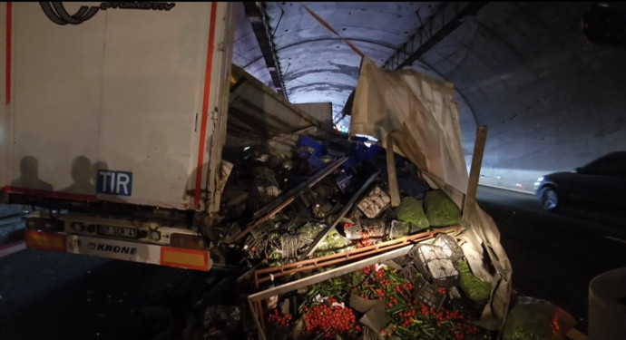 Kuzey Marmara Otoyolu'nda TIR devrildi! Kilometrelerce kuyruk oluştu - Resim : 1