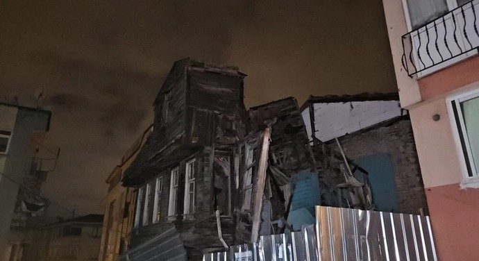 Fırtına İstanbul’u vurdu! Şehir alarma geçti: Çatılar uçtu, ağaçlar devrildi - Resim : 2