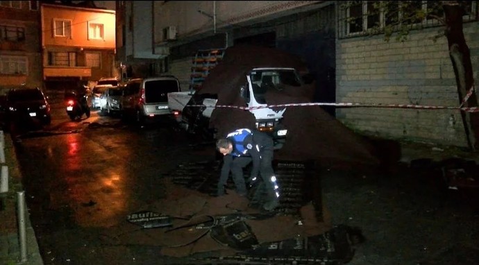 Fırtına İstanbul’u vurdu! Şehir alarma geçti: Çatılar uçtu, ağaçlar devrildi - Resim : 1