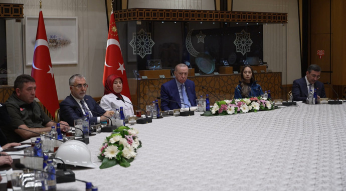 Beştepe'de 1 Mayıs kutlaması! Erdoğan işçi ve işveren temsilcilerini ağırladı: İşçinin aleyhine adım atmayız - Resim : 1