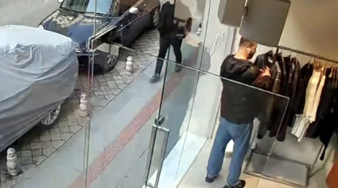 İstanbul Kadıköy'de 110 bin TL'lik montu çalmıştı! Yakayı ele verdi - Resim : 1