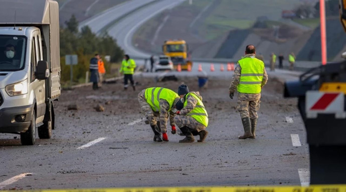 Balıkesir'deki F-16 kazasına tanık olan şoför o anları anlattı: "Tüm parçalar önüme düştü" - Resim : 1