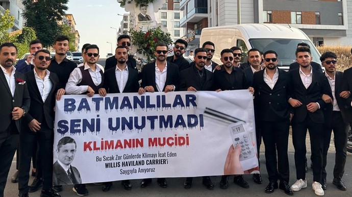 Takım elbiseleri giyip klimanın mucidini andılar - Resim : 1