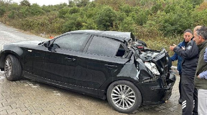 Düzce'de kontrolden çıkan kamyon 2 araca çarptı, 3 aracın üzerine devrildi! - Resim : 1