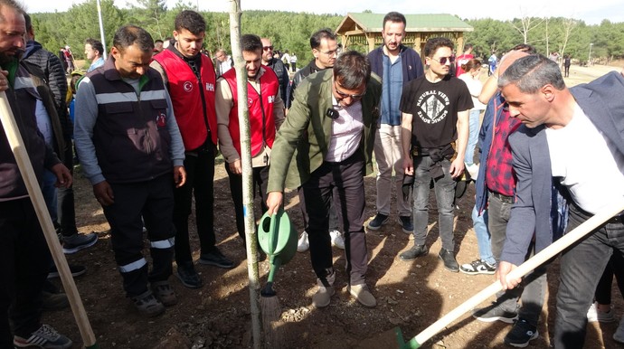 Uşak'ta binlerce öğrenci ve vatandaş bir araya geldi. Tam 11 bin fidanı toprakla buluşturdu - Resim : 1