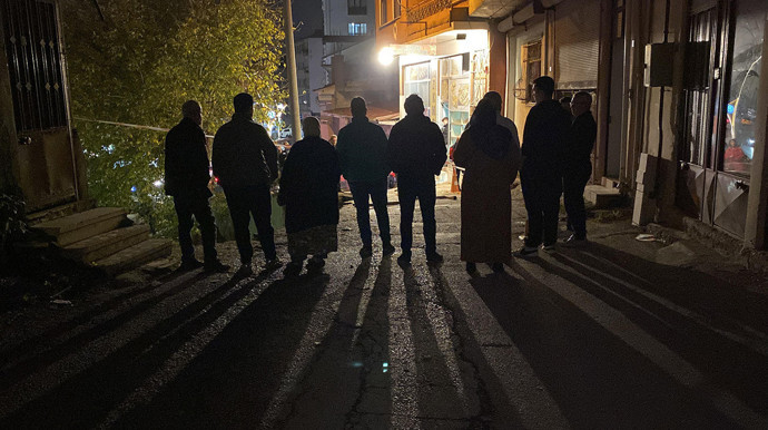 Kocaeli'de duvarın devrilmesi sonucu yol çöktü, deprem olduğunu sanan mahalleli büyük korku yaşadı! - Resim : 1