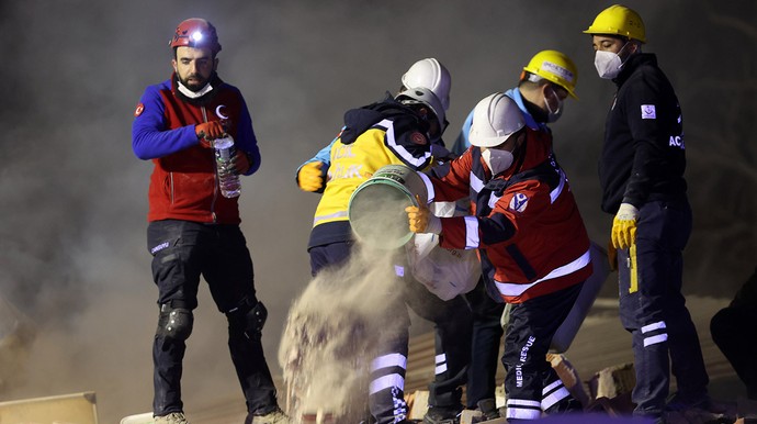 Konya'da 4 katlı bina çöktü! İki kişi yaşamını yitirdi, üç kişi sağ kurtarıldı - Resim : 5