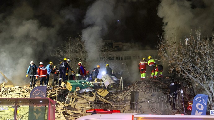 Konya'da 4 katlı bina çöktü! İki kişi yaşamını yitirdi, üç kişi sağ kurtarıldı - Resim : 6