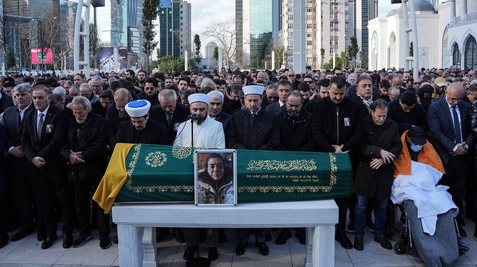 Vücudundaki kırıklara aldırmadı! Eşi ve 2 çocuğuna acı veda - Resim : 3