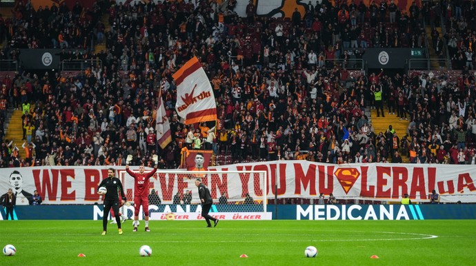 Galatasaray taraftarından Fernando Muslera'ya özel pankart - Resim : 1