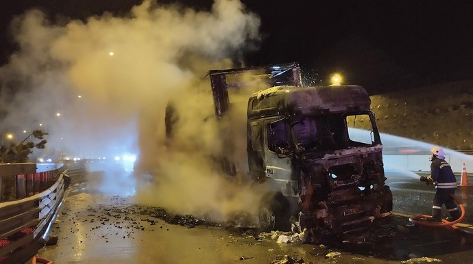 Bolu Dağı'nda kömür yüklü TIR alev alev yandı! - Resim : 2