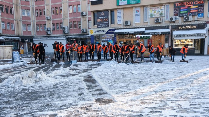 Erzincan'da etkili olan kar yağışının ardından kent beyaza büründü. Ekipler, hemen çalışmalara başladı - Resim : 1