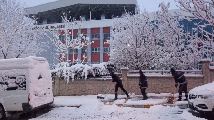 Elazığ'da etkili olan yoğun kar yağışının ardından ekipler harekete geçti. Geniş bir alanda hızlı şekilde çalışma başladı - Resim : 1