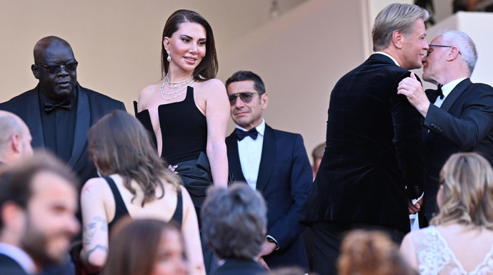Cannes’da görkemli gece! Kırmızı halıya Ebru Yaşar damgası... Güzelliği ve şıklığı ile Hollywood’un ünlü yıldızlarıyla yarıştı... Uluslararası basından büyük ilgi - Resim : 2