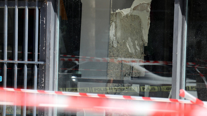 Neye uğradıklarını şaşırdılar! 7 katlı binanın kolonu bomba gibi patladı: "Market kolonları kesmiş" - Resim : 1
