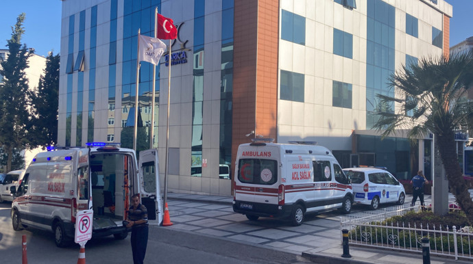 Darıca Belediyesi'nde korkunç olay! Zabıta kendini başından vurdu: Belediye başkanı kolundan yaralandı - Resim : 1