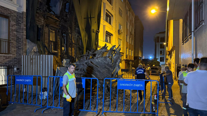 Bakırköy'de korkutan olay! 100 yıllık tarihi ahşap bina çöktü! - Resim : 1