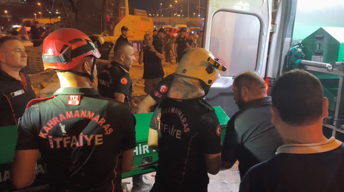 Ağır hasarlı bina yıkılırken çöktü! Saatler sonra acı haber geldi: İş makinesi operatörü hayatını kaybetti - Resim : 2