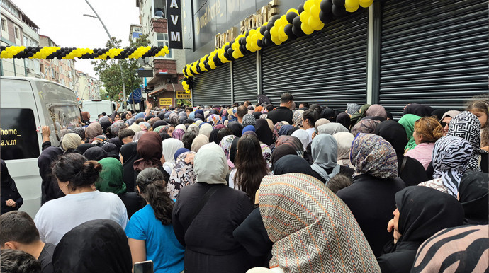 İstanbul'da akılalmaz görüntüler! Mağaza açılışında izdiham: Kepenkleri yumrukladılar - Resim : 2