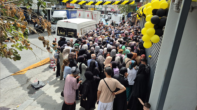 İstanbul'da akılalmaz görüntüler! Mağaza açılışında izdiham: Kepenkleri yumrukladılar - Resim : 1