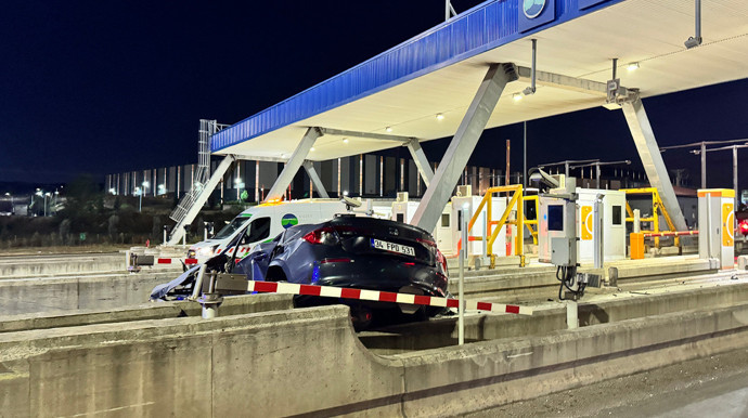 Kuzey Marmara Otoyolu'nda feci ölüm! Gişelere çarptı: Otomobil hurdaya döndü - Resim : 3