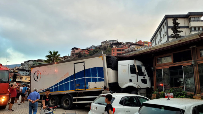 Freni tutmayan kamyon restorana girdi! Ortalık savaş alanına döndü: O anlar kamerada - Resim : 3